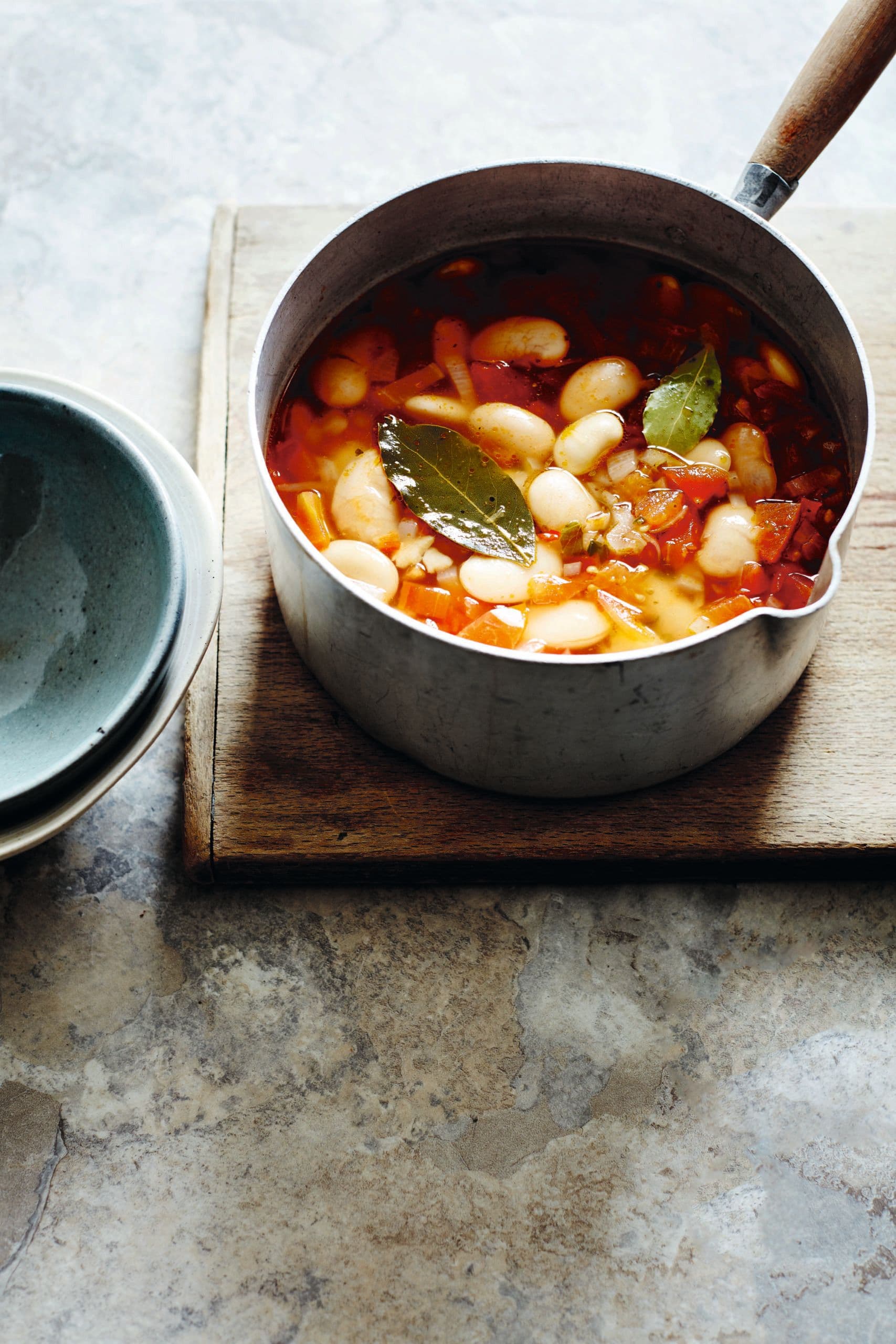 Sopa de avikas: White bean soup with tomatoes and chilli