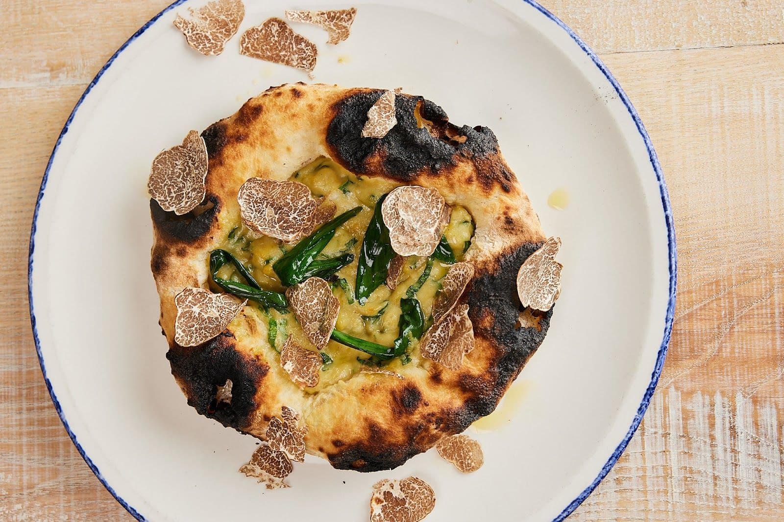 Pinsa with roasted garlic